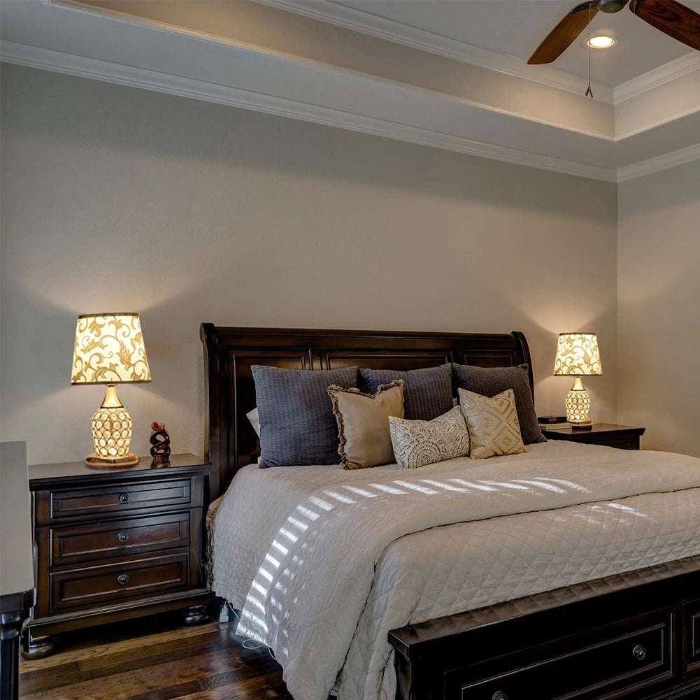 luminaria de mesa, 
luminaria de mesa Golden Night, 
luminaria para mesa,
luminaria para mesa Golden Night,
luminaria Golden Night,
luminaria para escritório,
luminaria para quarto, 
luminaria para sala, 
luminaria para cabeceira,
luminaria para cabeceira Golden Night,