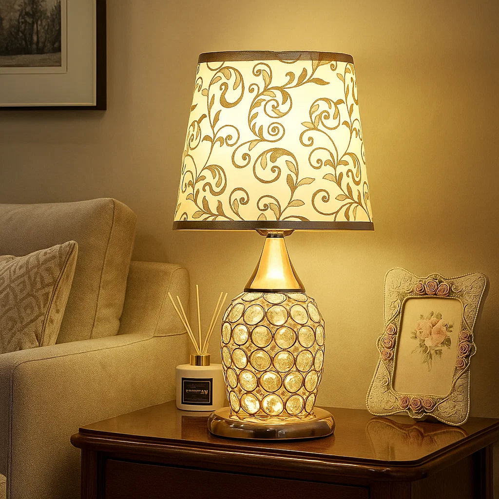 luminaria de mesa, 
luminaria de mesa Golden Night, 
luminaria para mesa,
luminaria para mesa Golden Night,
luminaria Golden Night,
luminaria para escritório,
luminaria para quarto, 
luminaria para sala, 
luminaria para cabeceira,
luminaria para cabeceira Golden Night,