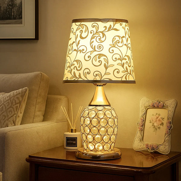 luminaria de mesa, 
luminaria de mesa Golden Night, 
luminaria para mesa,
luminaria para mesa Golden Night,
luminaria Golden Night,
luminaria para escritório,
luminaria para quarto, 
luminaria para sala, 
luminaria para cabeceira,
luminaria para cabeceira Golden Night,