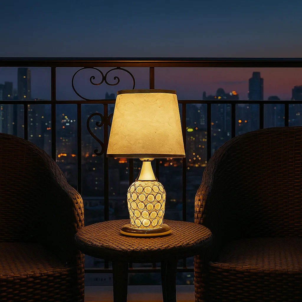 luminaria de mesa, 
luminaria de mesa Golden Night, 
luminaria para mesa,
luminaria para mesa Golden Night,
luminaria Golden Night,
luminaria para escritório,
luminaria para quarto, 
luminaria para sala, 
luminaria para cabeceira,
luminaria para cabeceira Golden Night,