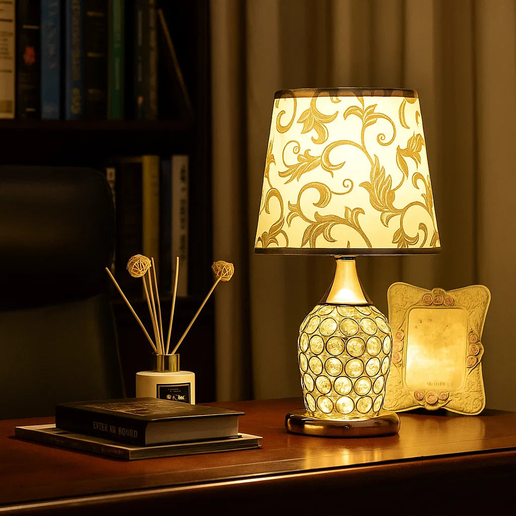 luminaria de mesa, 
luminaria de mesa Golden Night, 
luminaria para mesa,
luminaria para mesa Golden Night,
luminaria Golden Night,
luminaria para escritório,
luminaria para quarto, 
luminaria para sala, 
luminaria para cabeceira,
luminaria para cabeceira Golden Night,